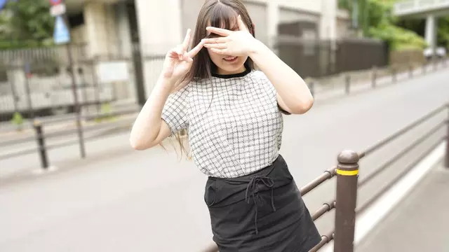 111125_01-10mu Seorang Gadis Berpengalaman Menjulurkan Lidahnya Dan Memamerkan Wajah Ahegaonya Dengan Tanda Perdamaian